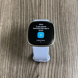 Fitbit Versa 4 Fitness Smartwatch Platinum